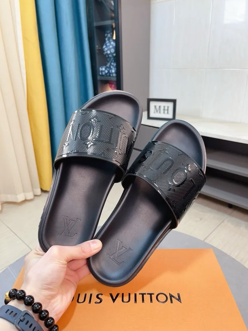 Ex-factory price 320🌹🌹 (lv-Louis Vuitton) new men's sandals, high-end boutique, exquisite embossed logo decoration on the upper, fine workmanship, super soft soles, casual, loose and comfortable, a must-have in summer! \nsize：38-44
